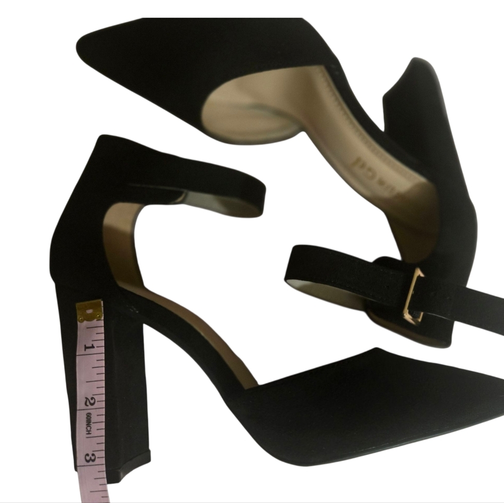 Classic Black Heels with Sleek Silhouette